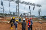 Pejuang Kelistrikan PLN UIP KLT Pastikan Ratusan Komponen GI Grogot Terpasang Presisi