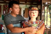 Perajin lokal lestarikan aksesori khas Dayak Kalteng