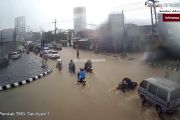 Terobos banjir di Temanggung, sejumlah pengendara motor terjatuh