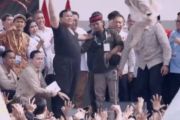 Prabowo Lempar Baju ke Buruh Saat May Day di Monas