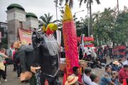 Massa aksi May Day hadirkan simbol anti perang di gedung DPR