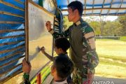 Satgas Yonif 511 mengajar anak SD di Kampung Tima Lanny Jaya