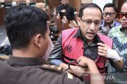 Gunakan alat infus, Nadiem Makarim jalani sidang kasus "Chromebook"