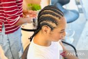ANTARA Papua sediakan jasa anyam rambut dalam perayaan WPFD 2026