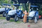 Pemkot Sawahlunto terima bantuan empat unit traktor dari Kementan