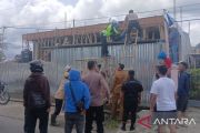 Polisi dan Damkar evakuasi pekerja tersengat listrik di Agam