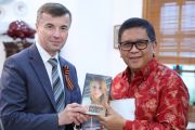 Dubes Rusia beri buku ke Hasto tentang pengalaman penjara Maria Butina
