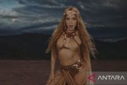 Shakira pakai hiasan kepala karya Rinaldy Yunardi di video klip baru