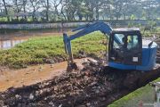 SDA Jaksel keruk kali dan saluran cegah banjir di Jalan Sinabung