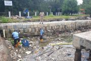 Petugas angkut 4.650 kg sampah kiriman di Pulau Lancang