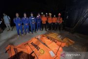 Tim SAR evakuasi jasad empat ABK korban gas beracun di perairan Kalsel