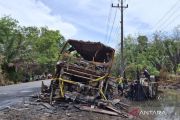 Olah tempat kejadian perkara kecelakaan bus ALS dan truk tangki di Jalan Lintas Sumatera