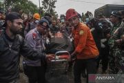 Tim SAR evakuasi jenazah pendaki korban erupsi Gunung Dukono, dua WNA masih dalam pencarian