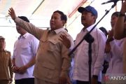 Presiden bernyanyi bersama masyarakat di Pulau Miangas
