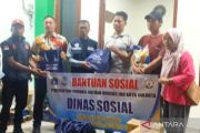 Sudinsos dan PMI Jaktim beri bantuan penyintas kebakaran Ciracas