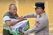 Polda Sultra salurkan 200 paket sembako bagi korban terdampak banjir di Kendari
