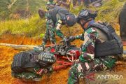 Yonif 511 bantu warga Nombome Lanny Jaya perbaiki pipa air bersih