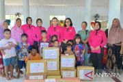 Bhayangkari Sultra beri 150 paket bantuan untuk korban banjir Kendari