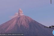 Gunung Semeru erupsi 4 kali dengan letusan hingga 1 km