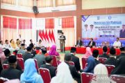 Bupati Dompu soroti siswa belum lancar membaca saat kukuhkan 42 kepsek