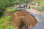 Jalan di Limapuluh Kota amblas mirip sinkhole, DPRD minta pemda ambil langkah cepat