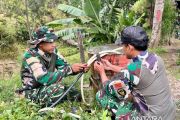 Satgas Yonif 511 pasang pipa salurkan air bersih ke warga Konikme