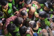 Nadiem Makrim peluk dan rangkul sopir ojol usai dituntut 18 tahun bui