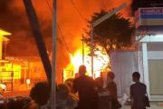 Kebakaran dekat RSUD Kapuas hanguskan enam tempat usaha