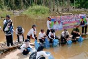 Tingkatkan populasi ikan, DKPP Barut tebar benih ikan di perairan desa