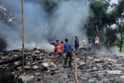 Damkartan Lombok Tengah memadamkan kebakaran gudang rongsokan