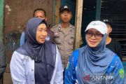 Istri Wagub Kaltim evakuasi warga sakit berat dengan tiga anak