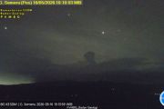 Gunung Semeru erupsi disertai awan panas guguran