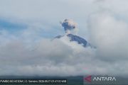 Gunung Semeru erupsi tiga kali pada Minggu pagi