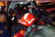 Tim SAR gabungan mengevakuasi korban meninggal kebakaran Megamall Manado
