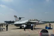 Prabowo menyerahkan kunci pesawat tempur Rafale kepada Panglima TNI
