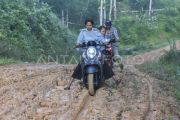 Akses jalan desa di Jambi berlumpur saat musim hujan