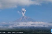 Gunung Semeru erupsi tiga kali dengan letusan hingga 1 kilometer