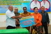 Pemprov Papua beri bantuan buku bacaan ke perpustakaan kampung di Waropen