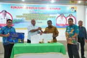 Diskominfo Papua hibahkan 15 unit panel surya ke Kabupaten Waropen