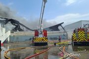 Asap hitam masih membumbung dari gudang plastik terbakar di Cengkareng