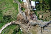 Penanganan jalan pascabencana di Malalak Agam
