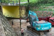 Material longsor jalur kantor gubernur Gorontalo mulai dibersihkan