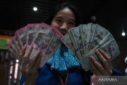 Ekonom: Kurs rupiah hari ini melemah seiring ketidakpastian kebijakan