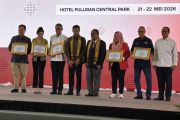 Ketum PP FPTI dan dua atlet panjat tebing dapat penghargaan dari KONI