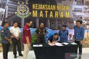 Kejari Mataram serahkan sertifikat lahan LCC ke BUMD Lombok Barat