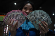 Rupiah pada Senin pagi menguat jadi Rp17.696 per dolar AS
