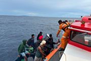 Basarnas Sulut evakuasi 16 ABK KM Anaia yang bocor akibat cuaca buruk