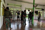 Yonif 511 bersihkan Masjid Dabra Mamberamo Raya sambut Idul Adha 1447 H