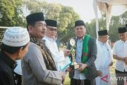 Bupati Suhardiman Amby salat di lapangan limuno