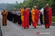Tiga langkah Namaskara sambut Waisak di Candi Borobudur